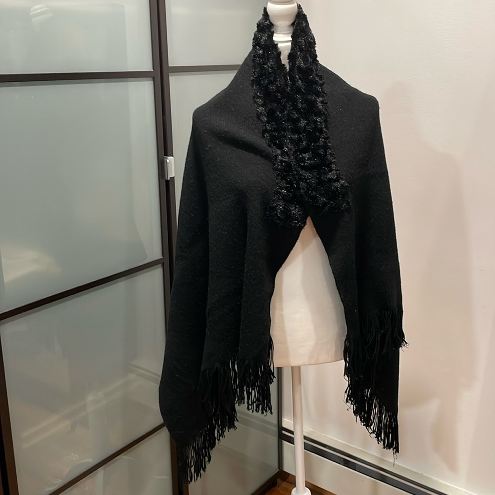 Black Shall with Faux Fur